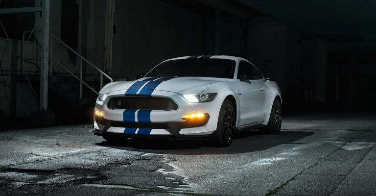 2018 Ford Mustang Shelby GT350 white and blue front view