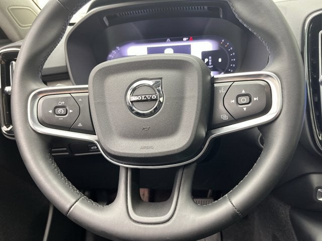 2023 Volvo XC40 Ultimate Bright Theme