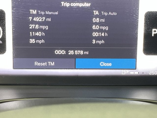 2023 Volvo XC40 Ultimate Bright Theme