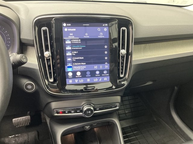 2023 Volvo XC40 Ultimate Bright Theme