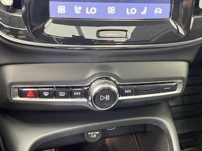 2023 Volvo XC40 Ultimate Bright Theme