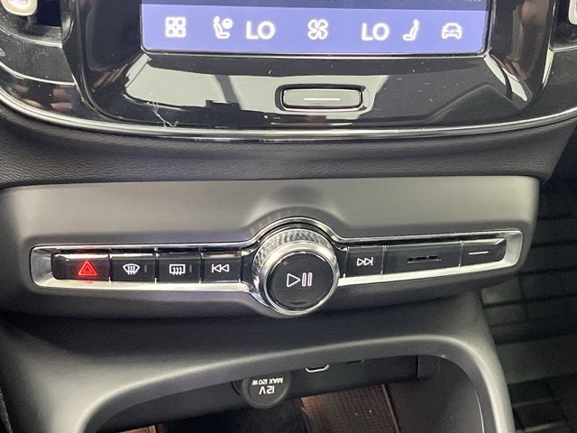 2023 Volvo XC40 Ultimate Bright Theme