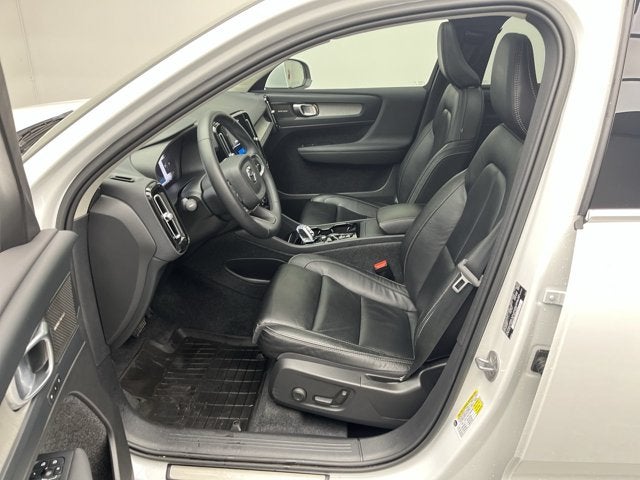 2023 Volvo XC40 Ultimate Bright Theme