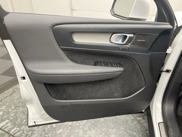 2023 Volvo XC40 Ultimate Bright Theme
