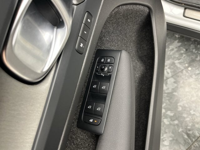 2023 Volvo XC40 Ultimate Bright Theme