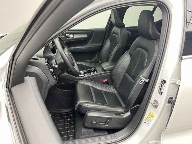 2023 Volvo XC40 Ultimate Bright Theme