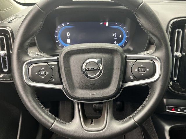 2025 Volvo XC40 Core Bright Theme