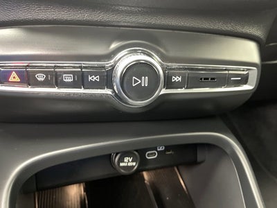 2025 Volvo XC40 Core Bright Theme