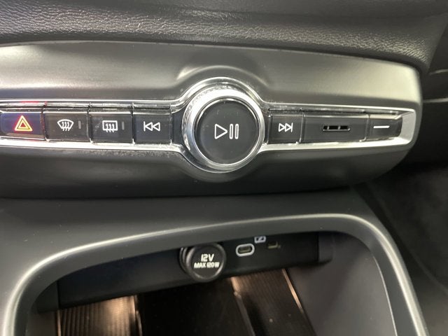 2025 Volvo XC40 Core Bright Theme