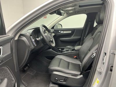 2025 Volvo XC40 Core Bright Theme