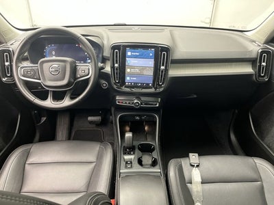2025 Volvo XC40 Core Bright Theme