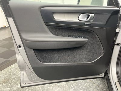 2025 Volvo XC40 Core Bright Theme