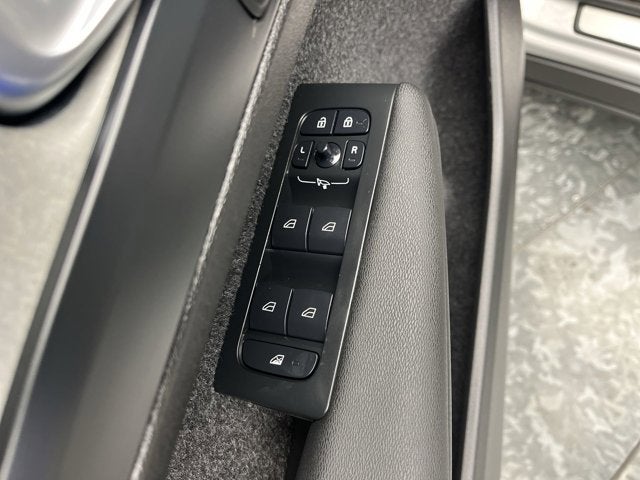 2025 Volvo XC40 Core Bright Theme