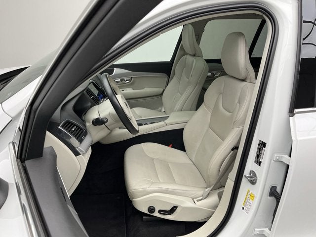 2022 Volvo XC90 Momentum