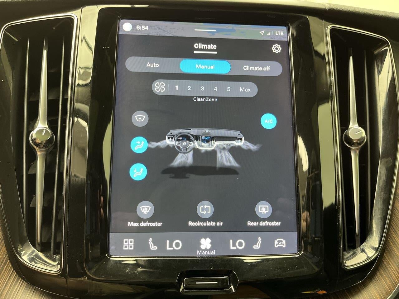 2022 Volvo XC60 Momentum