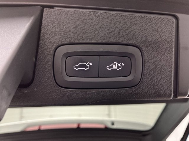 2024 Volvo XC60 Plus Dark Theme